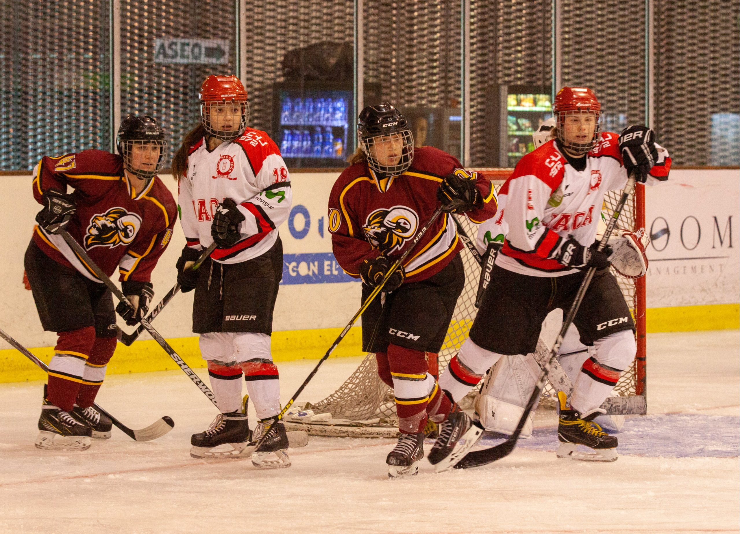 El equipo femenino del Club Hielo Jaca acaba la Liga ante el Valdemoro