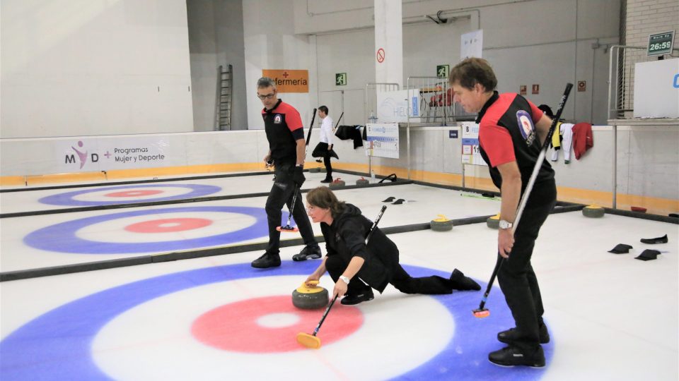 La sección de curling del Club Hielo Jaca participa en el campeonato de Euskadi y en la Liga Catalana
