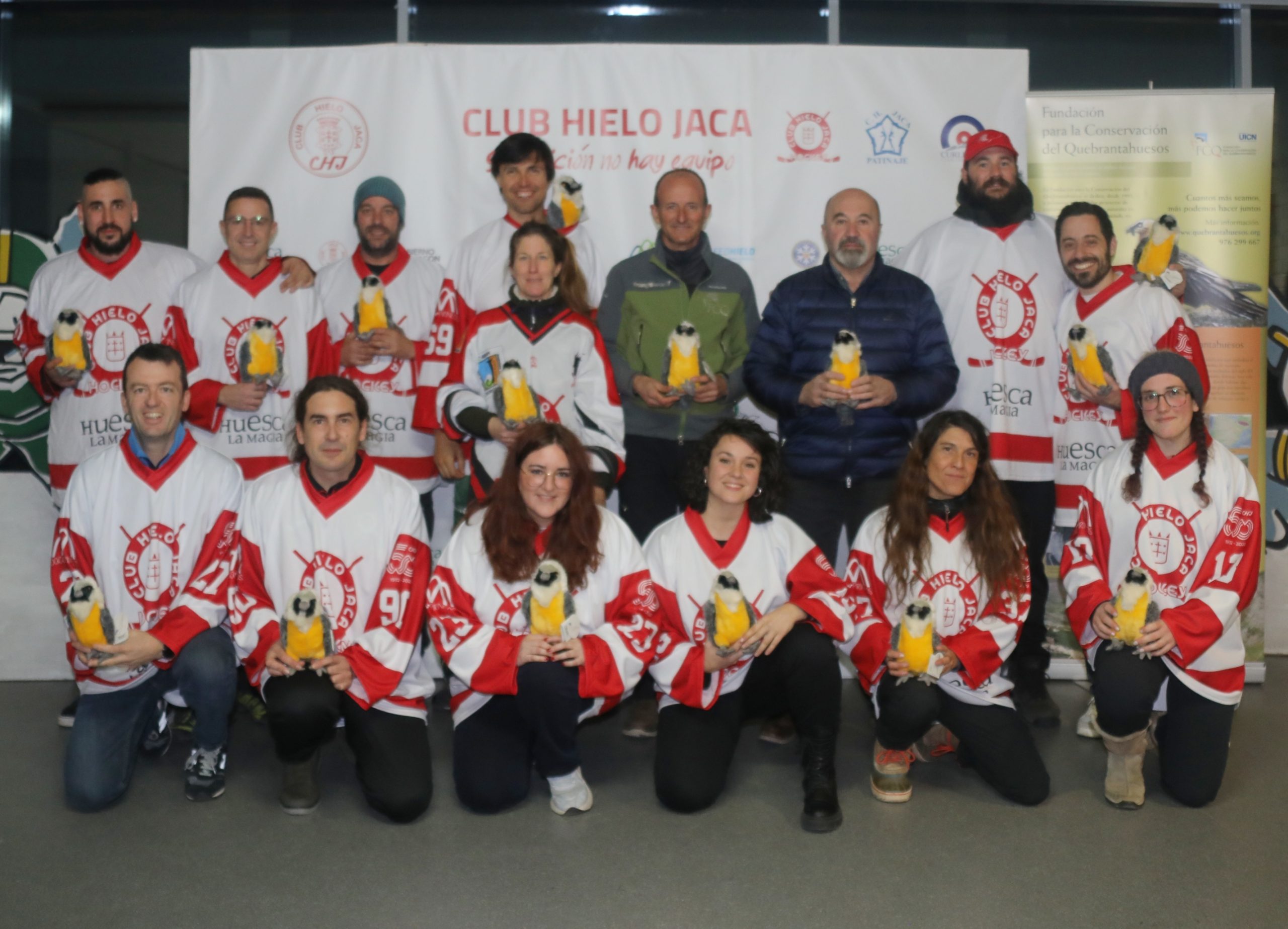 Acuerdo de patrocinio social entre la sección de hobby hockey y la Fundación para la Conservación del Quebrantahuesos