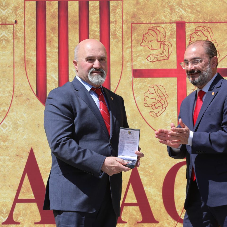 El Club Hielo Jaca recibe la medalla al mérito deportivo del Gobierno de Aragón