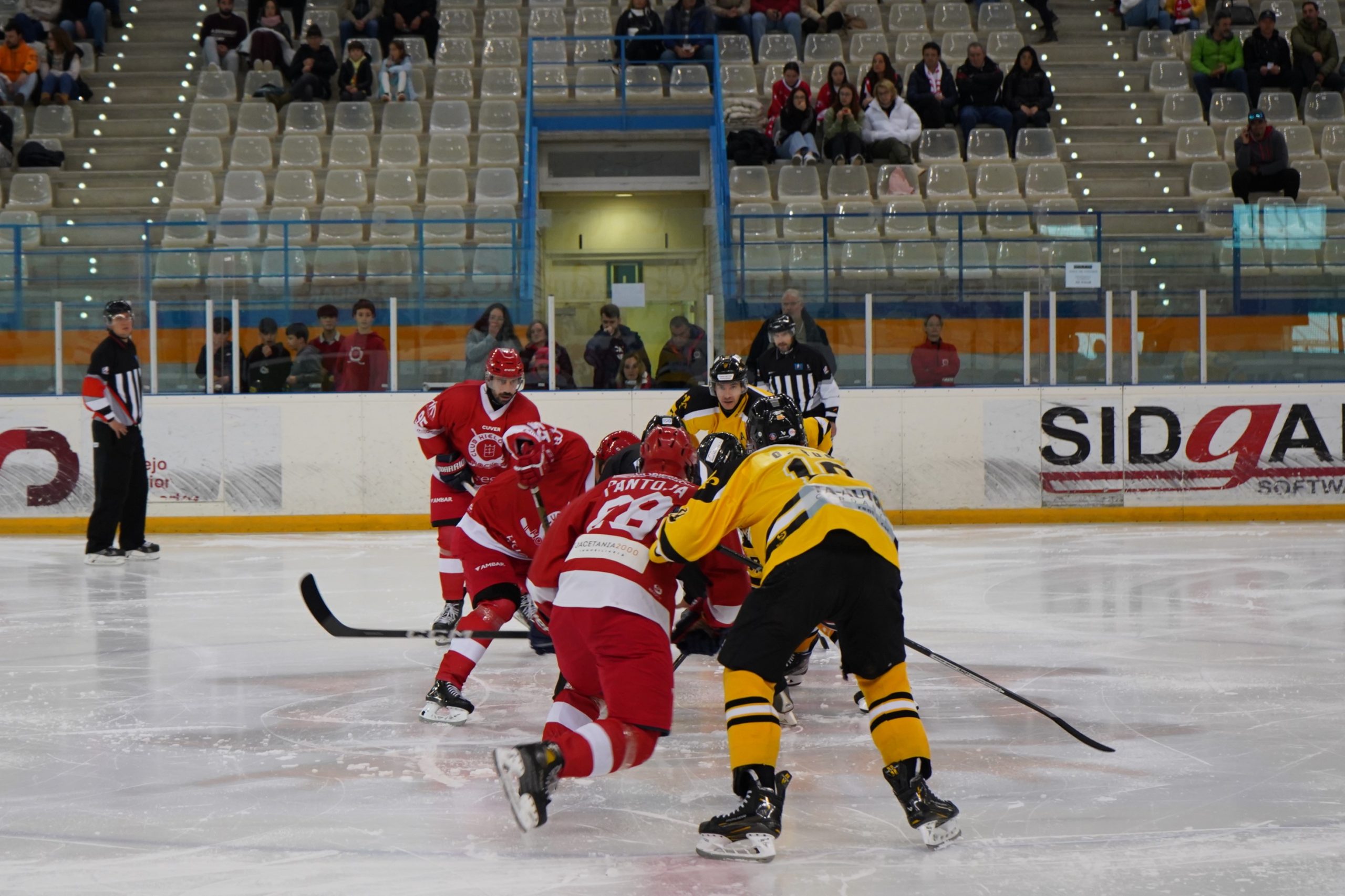 Dos victorias frente Puigcerdà consolidan el liderato del Club Hielo Jaca