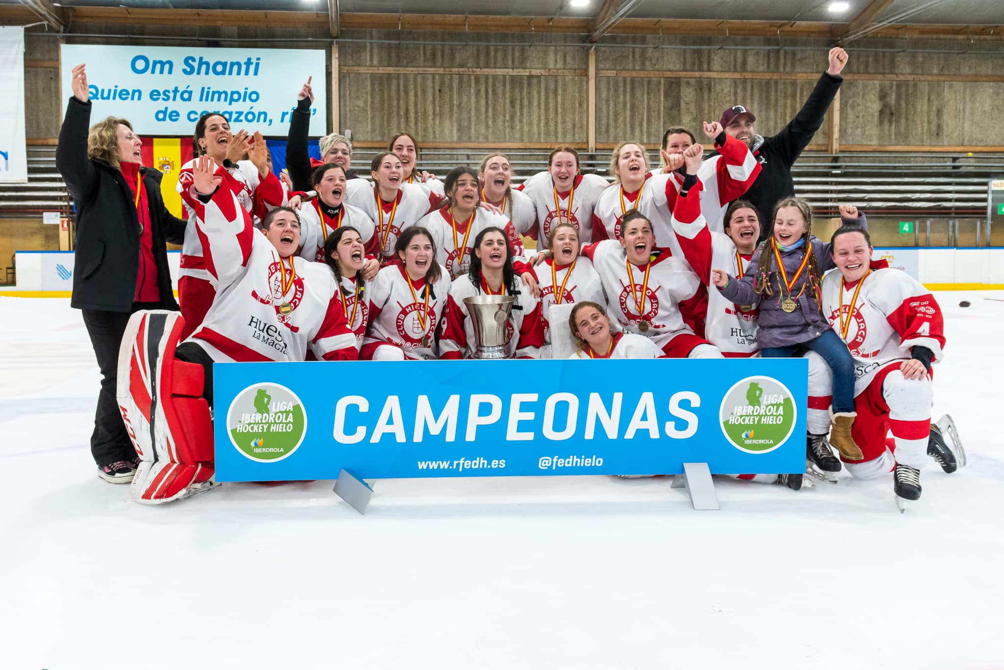 Los equipos senior masculino y femenino del Club Hielo Jaca, finalistas en la XVI Gala del Deporte Aragonés