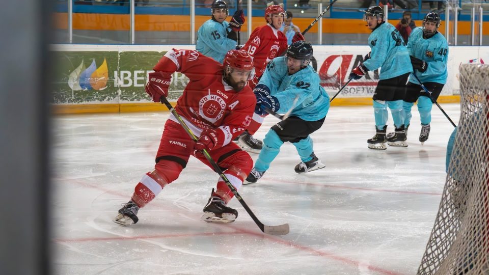 El Club Hielo Jaca da una lección de buen hockey en su debut en casa entre el calor de la afición