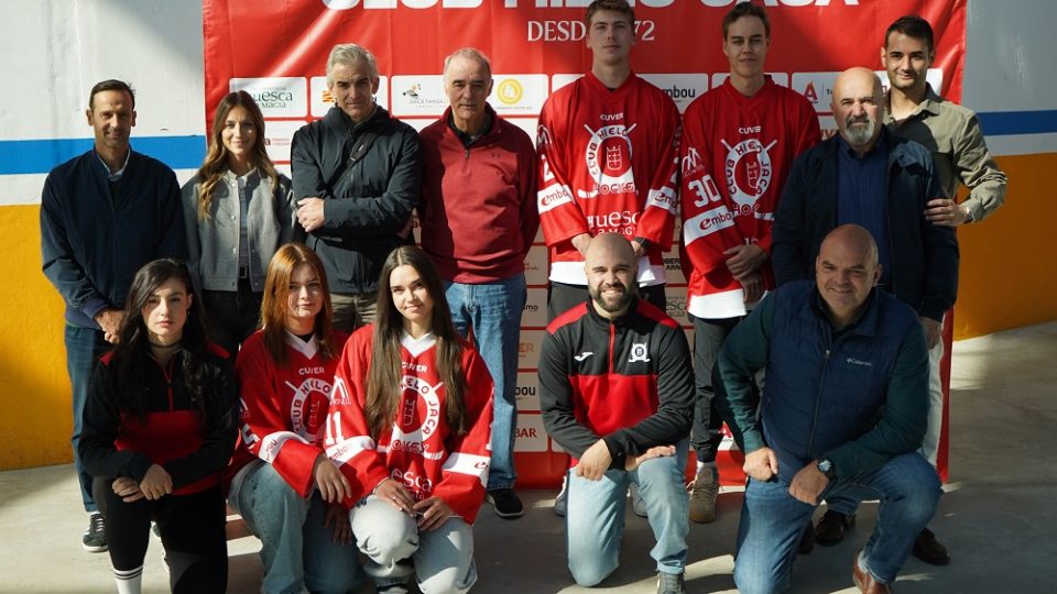 Puesta de largo del Club Hielo Jaca, que salta al hielo “a ganar” y “a promocionar el nombre de la ciudad por toda España”