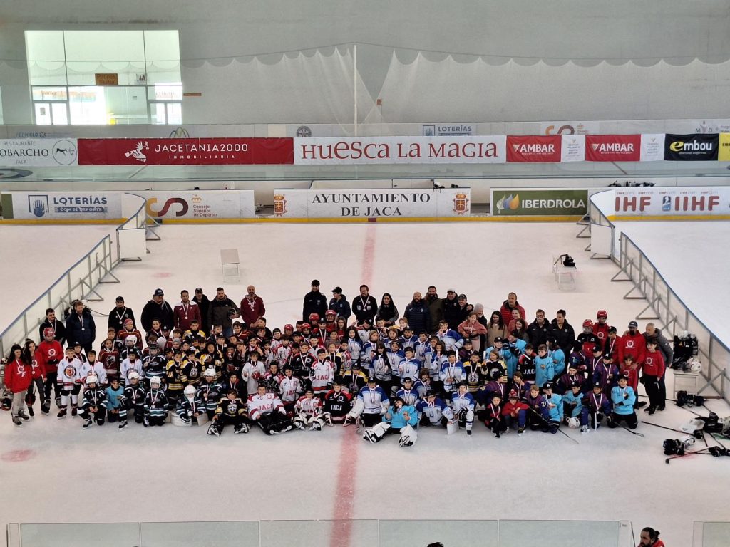 El Memorial Carlos Sánchez-Cruzat Duplá del CHJ reúne a un centenar de promesas del hockey hielo nacional en Jaca