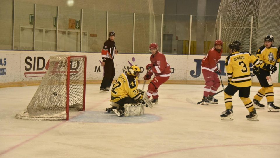 El Club Hielo Jaca se apunta tres importantes primeros puntos en su debut liguero en casa